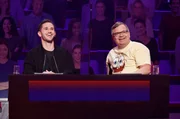Rateteam-Kapitän Elton (r.) und der Autorennfahrer und Influencer Daniel Abt (l.) bilden ein Rateteam.