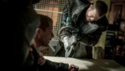 Aleksej Brotzki (Sascha Reimann) greift zu harten Mitteln, um durch Nick Tschiller (Til Schweiger) an Informationen zu kommen.