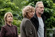 Betti (Cornelia Froboess, links), Anna Janneke (Margarita Broich) und Paul Brix (Wolfram Koch).