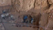Um den Homo sapiens besser zu verstehen, suchen Arch&auml;ologen wie Prof. Abdeljalil Bouzouggar und seine Doktorandin Meryem Benerradi in der marokkanischen Grotte des Pigeons nach &Uuml;berresten unserer fr&uuml;hen Vorfahren.