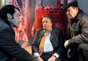 rbb Fernsehen TATORT, "Schweinegeld", Fernsehfilm Deutschland 2009, Buch Thorsten Wettcke und Christoph Silber, Regie Bodo Fürneisen, am Montag (11.06.12) um 20:15 Uhr. Stark (Boris Aljinovic, li.) und Weber (Ernst-Georg Schwill, re.) finden Hans Merklinger (Harry Baer) auf. Der Berliner "Schnitzelkönig" liegt tot im Kühlraum seiner Firma.