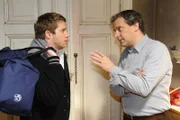 Nachdem ein Beweisstück gefunden wurde, und niemand Jojo (Bernhard Bozian, l.) glaubt, dass er es noch nie gesehenen hat, will er fliehen, doch Ingo (Wolfgang Wagner, r.) hält ihn davon ab ...