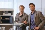 Der Sohn des Opfers, Bernhard Wollinger (Martin Rother, li.),  zeigt Kommissar Sven Hansen (Igor Jeftic) den Inhalt des Safes.