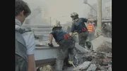 Feuerwehrleute bahnen sich ihren Weg über den Haufen.  (Getty Images / NBCUniversal)