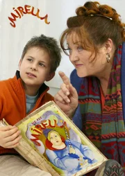 Der asthmakranke Tommy Weber (Luka Andres) schließt Marie Meyer (Marianne Sägebrecht) sofort in sein Herz, weil sie ihn an die gute Fee Mirella aus seinem Märchenbuch erinnert.