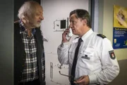 Wolf Haller (Hannes Hellmann, r.) sperrt Franzis Vater Rufi (Karl Dall, l.) in die Arrestzelle, damit er sich Gedanken über seinen Temperamentsausbruch macht, bei dem Haller eins auf die Nase bekam.