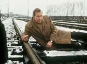 Bei der dramatischen Verfolgung des entlaufenen Storck ist Kommissar Haferkamp (Hansjörg Felmy) gestürzt.
