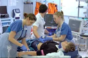 Raphael wird im Schockraum von Assistenzarzt Dr. Axel Drazyk behandelt.
