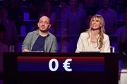 Rateteam-Kapitän Bernhard Hoëcker (l.) und die Autorennfahrerin Eve Scheer (r.) bilden ein Rateteam.