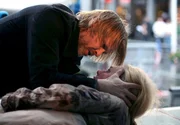 Varg Veum (Trond Espen Seim) versucht Eva Bergene (Kathrine Lunde Mackenzie) zu helfen, die von einem Attentäter lebensgefährlich verletzt wurde.
