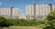 Die Türme des Wohnparks Alterlaa sind von weitem zu sehen.