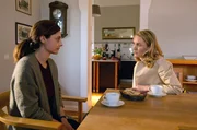 "Das große Zittern", am Dienstag um 18:50 Uhr im ERSTEN. Tanja (Christina Athenstädt, r.) besucht Kristin Brohl (Anne Werner, l.) daheim. Vorsichtig spricht sie das Thema Tablettenmissbrauch an.