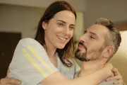 Eva (Antje Traue, l.) und Georg (Murathan Muslu, r.) sind glücklich, dass ihre Liebe so stark ist, dass sie auch schwere Schicksalsschläge gemeinsam überwinden.