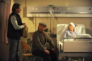 Sebastian besucht Carmen im Krankenhaus. Von links: Sebastian Wildner (Herbert Ulrich), Hannes (Rudolf Waldemar Brem) und Carmen Bieler (Eva Meier).