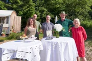 Elise Paluch mit Familie und Mitarbeitern. V.r.n.l.: Elise Paluch, ihr Mann Thomas Schumacher, Sohn Finn Paluch, Mitarbeiter Jonas Kern, Mitarbeiterin Nina Blüher