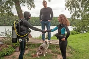 Chris (Tilmann Pörzgen) lernt Helena (Muriel Wimmer) kennen. Paul (Christoph Schechinger, hinten) und Käthe beobachten die beiden.