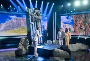 Köpfchen und Klettern: Wincent Weiss (mi.) muss hoch hinaus, während sein Team möglichst schnell Fragen richtig beantworten soll. Quizmaster Florian Silbereisen (li.) stellt die kniffligen Fragen.