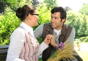ARD STURM DER LIEBE FOLGE 1376, am Freitag um 15:10 Uhr im ERSTEN. Jacob (Andreas Thiele, r.) gesteht Sibylle (Julia Mitrici, l.), dass er sie von Herzen liebt - doch sie ist sich unsicher, ob sie den Rest ihres Lebens mit ihm verbringen will ...