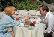 Lorenzo (Stefan Kurt) hat Silvia (Julia Blankenburg) zu sich eingeladen.
