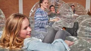 Nellie (Emilia Bernsdorf, l.), Marius (Tilman Pörzgen, M.) und ihre Mitschüler aus dem G-Kurs in Bumperbällen: Sie haben Spass und rammen sich gegenseitig!