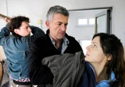 Als Ritter (Dominic Raacke) die bulgarische Arbeiterin Liljana (Ana Stefanovic) aufhalten will, greift ihr Bruder Victor (Alexander Altomirianos, li.) an.