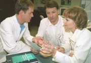 Roland Heilmann (Thomas Rühmann) zeigt Achim Kreutzer (Holger Daemgen) und Kathrin Globisch (Andrea K. Loewig) den Vertrag, den er von Würzner zurückbekommen hat.