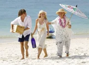 Dorothea (Ruth Maria Kubitschek, re.) organisiert mit Leonie (Miriam Morgenstern) und ihrem Freund Niko (Andreas Tobias) eine Strandparty. Weiteres Bildmaterial finden Sie unter www.br-foto.de.