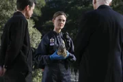 Dr. Brennan (Emily Deschanel, M.)