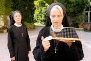 Schwester Agnes hat die Maus nicht frei gelassen (v.li.: Karin Gregorek, Emanuela von Frankenberg).
