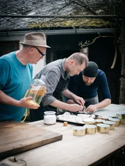 Thomas Nowak (Koch), Florian Holzer (Gastronomiekritiker), Ingo Pertramer (Fotograf). Thomas Nowak (Koch), Florian Holzer (Gastronomiekritiker), Ingo Pertramer (Fotograf).
