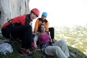 Bea (Paula Paul, l.) und Andreas (Martin Gruber, hinten) leiten die Bergung der zuckerkranken Kerstin Schalluf (Alexa Wiegandt) ein, deren lebensnotwendiges Insulin in den Abgrund gefallen ist.