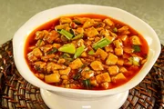 „Mapo Tofu“, ein beliebtes Gericht mit Sichuan-Pfefferkörnern und Chilischoten für eine mundbetäubende Kombination, serviert im Restaurant „Chen Mapo Doufo“ in Chengdu. „Mapo Tofu“, ein beliebtes Gericht mit Sichuan-Pfefferkörnern und Chilischoten für eine mundbetäubende Kombination, serviert im Restaurant „Chen Mapo Doufo“ in Chengdu.