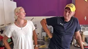 Elvis ist gesundheitlich angeschlagen.  Statt sich gründlich untersuchen zu lassen, stellt Elvis lieber selbst die Diagnose, was zu regelmäßigen Diskussionen mit Ehefrau Katrin führt..