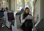 Zur Arbeit an der Pädagogischen Hochschule fährt Karin (34) meistens mit der Straßenbahn. Das ist jedes Mal eine Herausforderung für sie, weil sie nicht planen kann, welche Situation sie in der Straßenbahn erwartet.