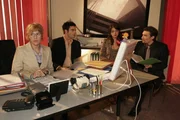 Als Richard (Karim Köster, r.) David (Mathis Künzler, 2.v.l.) vor Mariella (Bianca Hein, 2.v.r.) wegen des Parfums provoziert, rettet Lisa (Alexandra Neldel, l.) diesen aus der schwierigen Situation. (Dieses Foto von Alexandra Neldel darf nur in Zusammenhang mit der Berichterstattung über die Serie "Verliebt in Berlin" veröffentlicht und verbreitet werden.)