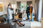 Ein neuer Fall für die Kripo Lübeck (v.li.: Julia E. Lenska, Christoph Tomanek, Ingo Naujoks und Sven Martinek). Der Fall scheint eindeutig. Es gab einen Einbruch. Allen Anschein nach wurde es Jana Winter (Christina Fliether, liegend) zum Verhängnis, dass sie den Dieb auf frischer Tat ertappt hat.