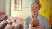 Evelyn Weigert ist überglücklich, ihre neu geborene Tochter in den Armen zu halten.