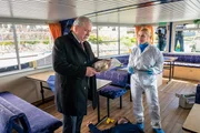 Am Tatort, begutachtet der Staatsanwalt die Tatwaffe, während ihn die Rechtsmedizinerin erwartungsvoll anschaut, v.li.: Rainer Hunold als Bernd Reuther, Stefan Franz als Martin Schroth, Astrid Posner als Judith Engel.