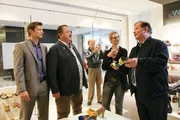 Die Ermittlungen führen Sven Hansen (Igor Jeftic, l.), Korbinian Hofer (Joseph Hannesschläger, 2.v.l.) und Michi Mohr (Max Müller, M.) zu Lydia Seibold (Dagmar Geppert, 2.v.r.) und Schustermeister Josef Rabl (Anton Rattinger, r.) in eine Schuhfabrik.