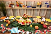 Die Bastelkids verwandeln den Tisch in eine Palmenoase und füttern ihren Wassermelonen-Griller mit Fruchtspießen.