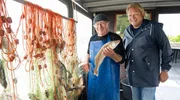 Björn Freitag (r) ist heute auf abenteuerlicher Mission auf dem Ijsselmeer unterwegs: In der Hafenstadt Hindeloopen trifft Björn Fischer Sipke Bootsma.