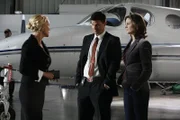 Nach der eingehenden Untersuchung der Kleidung des Toten steht fest: das Opfer wurde kurz vor seinem Tod von einem Propeller getroffen. Booth (David Boreanaz, M.) und Brennan (Emily Deschanel) erhoffen sich nun Hilfe von Nina Sanborn (Andrea Thompson).