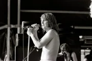 Ozzy Osbourne schrieb zunächst als Sänger der Hard Rock-Pioniere von Black Sabbath Musikgeschichte. Seine anschließende Solo-Karriere wurde immer wieder von seiner Drogensucht und tragischen Unfällen überschattet.