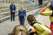 Sandra Werner (Judith Neumann, M.) war selber Bobfahrerin. Noch immer hängt sie sehr an dem Sport und überlegt, das Angebot von Stefan Lentenmaier (Joachim Raaf), das Frauenteam zu trainieren, anzunehmen.