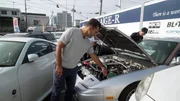 Hamid reist nach Japan, um für einen deutschen Kunden ein altes, fahrtüchtiges JDM-Auto mit sichtbarer Patina zu finden. In Tokio erkundet er Werkstätten, Sammler und die Straßenkultur, um das perfekte Sammlerstück zu entdecken.
