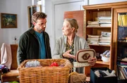 Hermine Streich (Claudia Rieschel, r.) zeigt dem Kommissar Gregor Michalski (Jonas Minthe, l.) ihr leeres Schmückkästchen. Ihr Bargeld und ihr wertvoller Schmuck sind verschwunden.