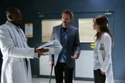 Ein Zauberer, der einen Herzstillstand erlitten hat und zudem zahlreiche diffuse Symptome aufweist, wird ins Krankenhaus eingeliefert. House (Hugh Laurie, M.), Foreman (Omar Epps) und Dreizehn (Olivia Wilde) besprechen erste Untersuchungsergebnisse.