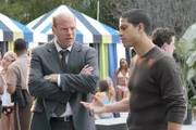 Am Pool eines Hotels wird eine über und über mit Schleim und Bisswunden bedeckte tote, junge Frau aufgefunden. Detective Frank Tripp (Rex Linn, li.) und Eric Delko (Adam Rodriguez) spekulieren über die Todesursache.