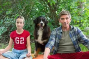 Entspannung pur! Ida (Marie Wahl), Keks und Fritz Fuchs (Guido Hammesfahr) genießen die Natur um sie herum. Da gehört das Hämmern des Spechts in der Nachbarschaft einfach dazu.