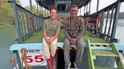 Tierreporterin Pia auf Bootssafari mit Wildhüter Anil